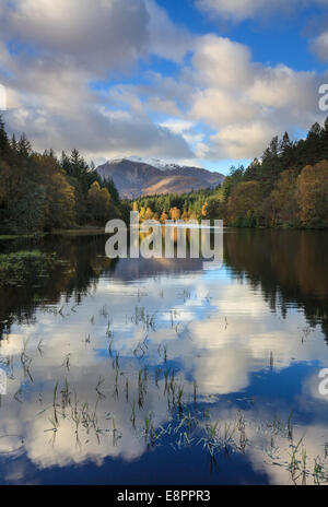 Glencoe Lochan gefangen im Herbst Stockfoto