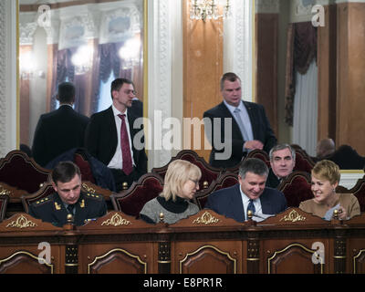 13. Oktober 2014 - Mitglieder des Kabinetts der Ukraine. --Am Montag, 13. Oktober 2014 in Kiew statt eine Besuch Sitzung des Ministerkabinetts der Ukraine unter Mitwirkung der Richter des Obersten Gerichtshofs. Erstklassige Arsenij Jazenjuk präsentiert seine Vision der Justizreform, er schlug vor, die Institution der Handelsgerichte in der Ukraine zu beseitigen ihre Funktionen auf den ordentlichen Gerichten zu übertragen. Jazenjuk auch davon überzeugt, dass das neue Parlament, der oberste Gerichtshof der Ukraine Kräfte zurückgeben soll, das ihm den Status des höchsten Gerichts bringen wird. Stockfoto