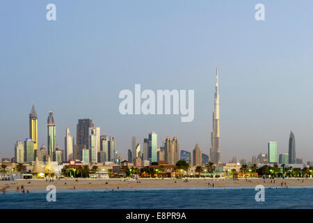 Skyline in der Abenddämmerung der Wolkenkratzer Burj Khalifa entlang der Sheikh Zayed Road von Jumeirah Open Beach in Dubai Vereinigte Arabische Emirate Stockfoto