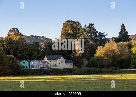 Häuser in Bäumen mit Blick auf Schloss Wiesen, Abergavenny, Wales, UK Stockfoto
