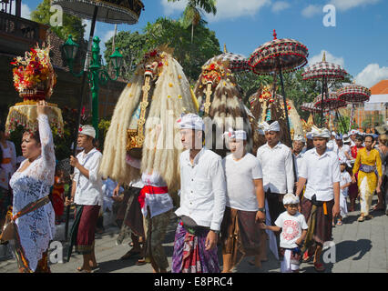 Balinesische Männer in einer Prozession Ubud Bali Indonesien Stockfoto