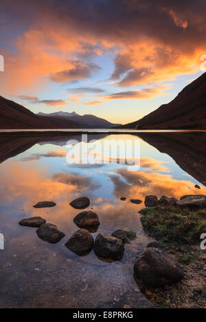 Loch Etive in den schottischen Highlands bei Sonnenuntergang aufgenommen. Stockfoto