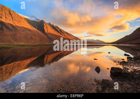 Loch Etive in den schottischen Highlands bei Sonnenuntergang aufgenommen. Stockfoto