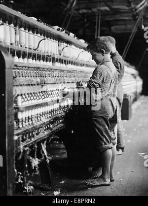 Junge Abnehmer in Norden Pownal Mühle. Norden Pownal, Vt, August 1910 Stockfoto