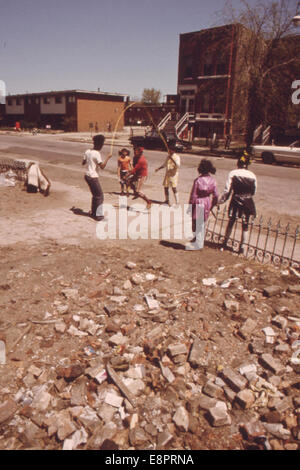 Schwarze Kinder spielen außerhalb der Ida B. Brunnen Häuser, eines der ältesten Wohnprojekte Chicagos, 05/1973 Stockfoto