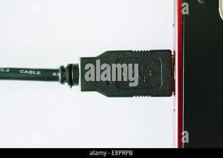 USB-Kabel angeschlossen, in einem schwarzen Laptop - auf weißem Hintergrund Stockfoto