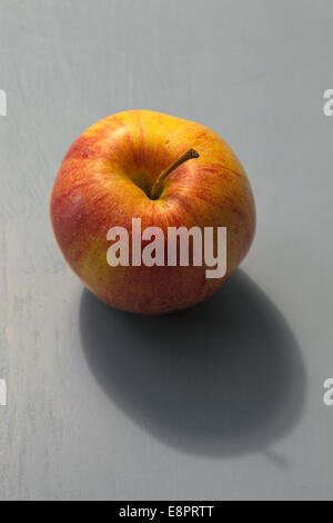 Ein frischer Apfel ist auf einem Tisch liegend. Stockfoto