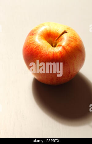 Ein frischer Apfel ist auf einem Tisch liegend. Stockfoto
