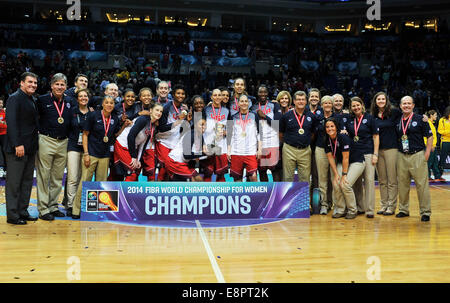 Istanbul, Türkei. 5. Oktober 2014. FIBA International Womens Basketball WM Finale. Spanien gegen Deutschland. Team USA feiern mit ihren Sieger-Trophäe. Die USA gewannen die Wettkämpfe gegen Spanien nach dem Spielstand von 64 – 77. © Aktion Plus Sport/Alamy Live-Nachrichten Stockfoto