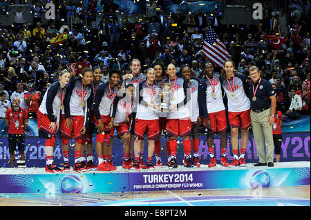 Istanbul, Türkei. 5. Oktober 2014. FIBA International Womens Basketball WM Finale. Spanien gegen Deutschland. Team USA feiern mit ihren Sieger-Trophäe. Die USA gewannen die Wettkämpfe gegen Spanien nach dem Spielstand von 64 – 77. © Aktion Plus Sport/Alamy Live-Nachrichten Stockfoto