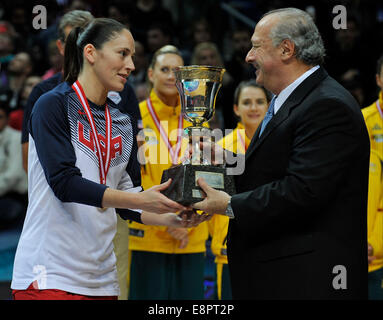 Istanbul, Türkei. 5. Oktober 2014. FIBA International Womens Basketball WM Finale. Spanien gegen Deutschland. Sue Bird (USA) präsentiert die Gewinner-Trophäe © Action Plus Sport/Alamy Live News Stockfoto