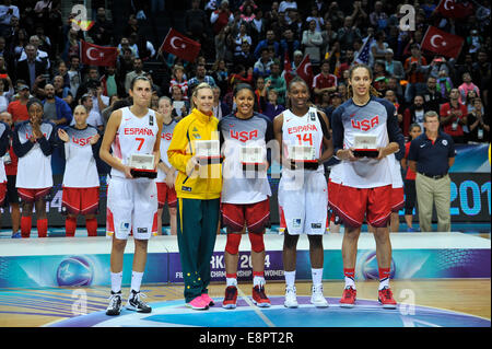 Istanbul, Türkei. 5. Oktober 2014. FIBA International Womens Basketball WM Finale. Spanien gegen Deutschland. Die besten 5 Spieler Turniere erhalten ihre individuelle Trophäen © Action Plus Sport/Alamy Live News Stockfoto