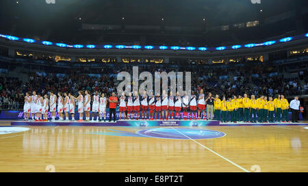 Istanbul, Türkei. 5. Oktober 2014. FIBA International Womens Basketball WM Finale. Spanien gegen Deutschland. Podium zeigt beide Teams stramm © Action Plus Sport/Alamy Live News Stockfoto