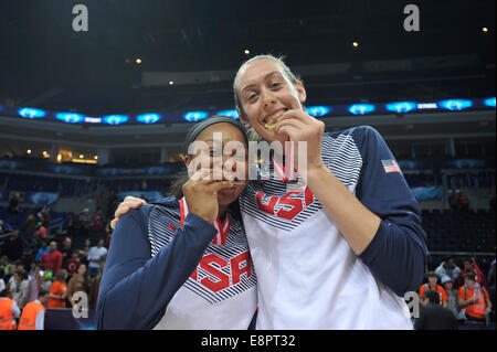 Istanbul, Türkei. 5. Oktober 2014. FIBA International Womens Basketball WM Finale. Spanien gegen Deutschland. Team USA feiern ihren Sieg. © Aktion Plus Sport/Alamy Live-Nachrichten Stockfoto