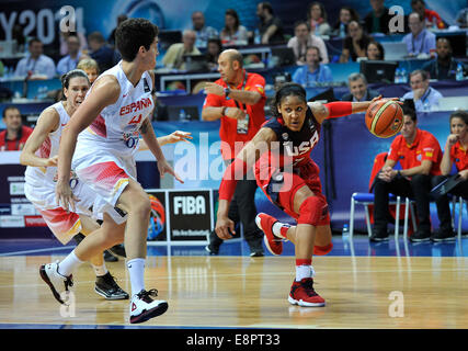 Istanbul, Türkei. 5. Oktober 2014. FIBA International Womens Basketball WM Finale. Spanien gegen Deutschland. Laura Nicholls (Esp) Maya Moore (USA) © Aktion Plus Sport/Alamy Live News Stockfoto