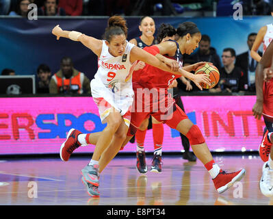 Istanbul, Türkei. 5. Oktober 2014. FIBA International Womens Basketball WM Finale. Spanien gegen Deutschland. Laia Palau (Esp) Herausforderungen Maya Moore (USA) © Action Plus Sport/Alamy Live News Stockfoto