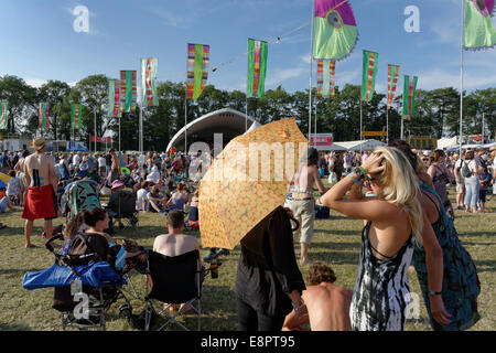 Publikum, Hitzewelle, Sonnenbaden, Sonnenschirme, Radio 3 Bühne, WOMAD 2014, Charlton Park, Wiltshire, England, Großbritannien, GB. Stockfoto