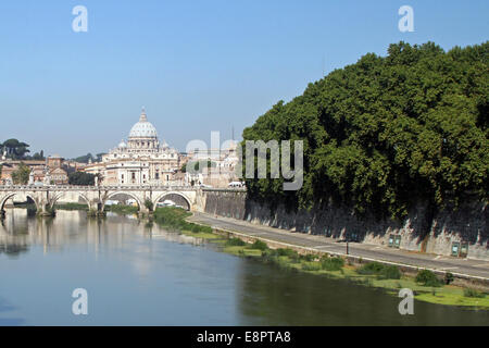 Blick in Richtung St. Peter des Petersdom und dem Vatikan aus den Tiber, Rom, Italien Stockfoto