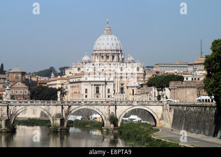 Blick in Richtung St. Peter des Petersdom und dem Vatikan aus den Tiber, Rom, Italien Stockfoto