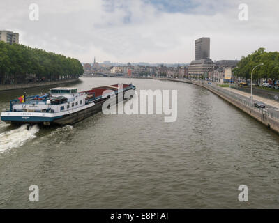 Großkahn auf der Maas Lüttich Belgien EU-Transport von Gütern entlang des Flusses, wodurch der Transport von der Straße umweltfreundlicher wird Stockfoto