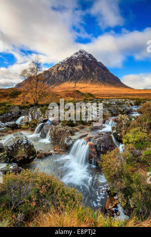 Ein Wasserfall auf dem Fluss Coupall mit Stob Dearg in der Ferne Stockfoto