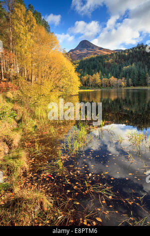 Glencoe Lochan mit mit Pap von Glencoe in der Ferne. Stockfoto