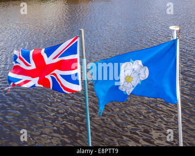 Großbritannien-Flagge und die offizielle Flagge der Yorkshire eine weisse Rose auf blauem Grund fliegen nebeneinander im Hafen von Whitby Stockfoto