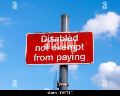 Schild mit der Aufschrift Behinderten nicht befreit von Zahlen in einem Zug Eisenbahn Bahnhof-Parkhaus Stockfoto