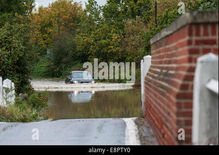 Essex, UK. 13. Oktober 2014. Fahrzeuge fahren durch überflutete Straßen in der Nähe von Buttsbury in Essex nach sintflutartigen Regenfällen über Nacht. Credit: Gordon Scammell/Alamy leben Nachrichten Stockfoto