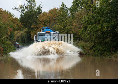 Essex, UK. 13. Oktober 2014. Fahrzeuge fahren durch überflutete Straßen in der Nähe von Buttsbury in Essex nach sintflutartigen Regenfällen über Nacht. Credit: Gordon Scammell/Alamy leben Nachrichten Stockfoto