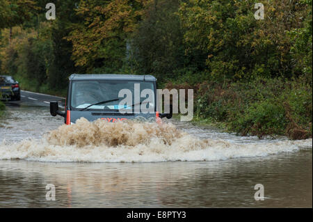 Essex, UK. 13. Oktober 2014. Fahrzeuge fahren durch überflutete Straßen in der Nähe von Buttsbury in Essex nach sintflutartigen Regenfällen über Nacht. Credit: Gordon Scammell/Alamy leben Nachrichten Stockfoto