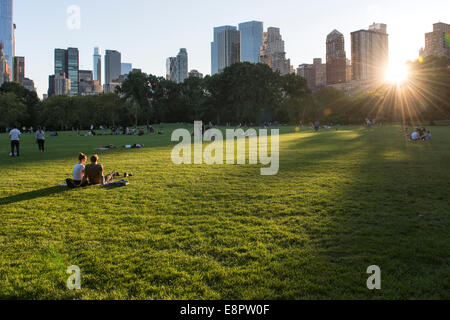 Sonnenuntergang am Sheep Meadow in Central Park, New York Stockfoto