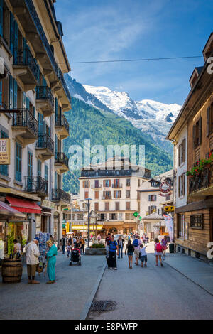 Hauptstraße in Chamonix, Französische Alpen, Frankreich - im Sommer Stockfoto