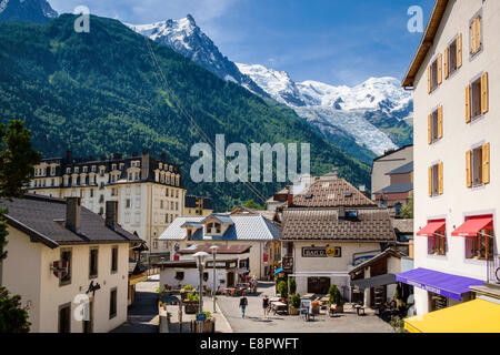 Straßenszene in Chamonix, Französische Alpen, Frankreich, Europa - mit dem Mont Blanc hinter Stockfoto