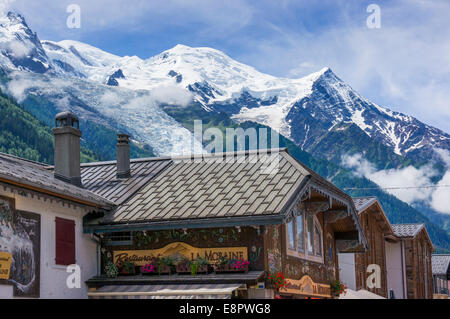 Mont Blanc in Chamonix, Frankreich - Dächer der Häuser unterhalb Mont Blanc im Zentrum der Stadt Stockfoto