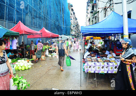 Thai-Frauen-Porträt in Rangun Markt am 12. Juli 2014 in Yangon, Birma. Stockfoto