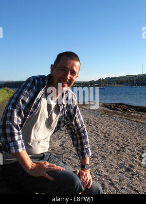 Portrait Mann mittleren Alters am Meer in der Sonne Stockfoto