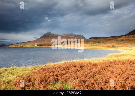 Ein Blick auf Ardvreck Castle am Loch Assynt, Schottland Stockfoto