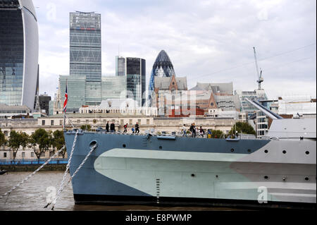 London Southwark UK - HMS belfast Schiff aus dem 2. Weltkrieg mit der Stadt hinter der Themse Stockfoto