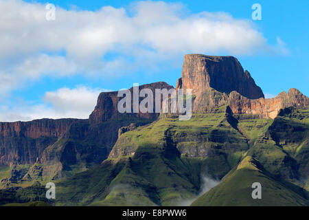 Sentinel Peak im Amphitheater der Drakensberge, Royal Natal National Park, Südafrika Stockfoto