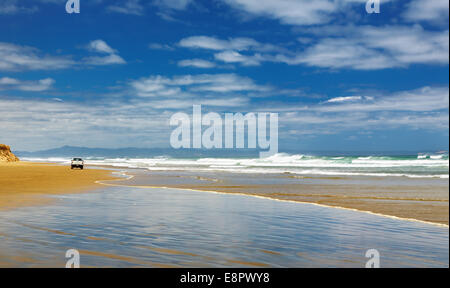 Auto auf dem Strand, Ninety Mile Beach, Neuseeland Stockfoto