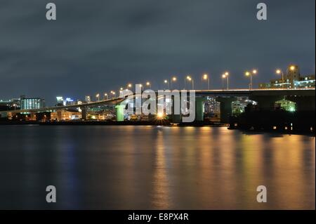 Die Brücke über Naminoue. Eine Langzeitbelichtung Erfassung einer beliebten Brücke in Okinawa, Japan Stockfoto