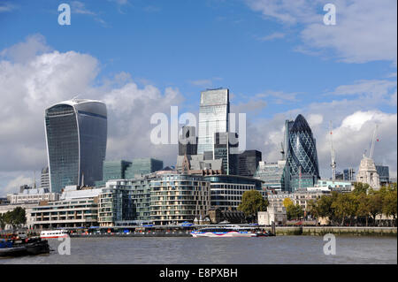 Blick über die Themse in Richtung der Stadt in London zeigt Gebäude bekannt als das Walkie-Talkie (links) die Käsereibe Stockfoto