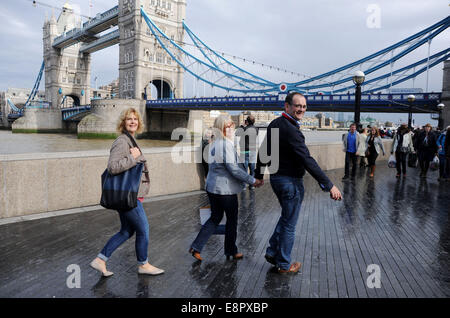 London UK - Besucher können die South Bank bei der Tower Bridge zu Fuß erkunden Stockfoto