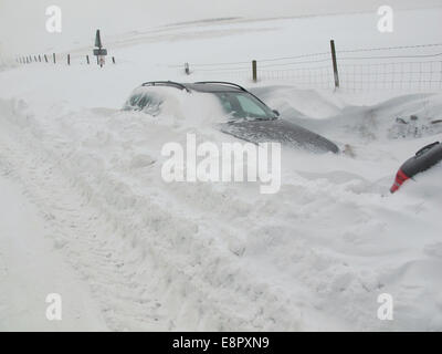 Auto begraben in einem Snow Drift bei Rainow Cheshire. Der Schnee zwingt die Schließung der Straße für 10 Tage. Das Auto ist bis zu seinem Dach begraben Stockfoto