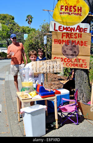 Familie verkauft frische Limonade und Kekse in Larkspur Kalifornien Stockfoto