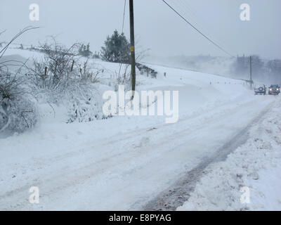 Schneebedeckte Straße in Rainow nach einem Schneesturm, England UK Stockfoto