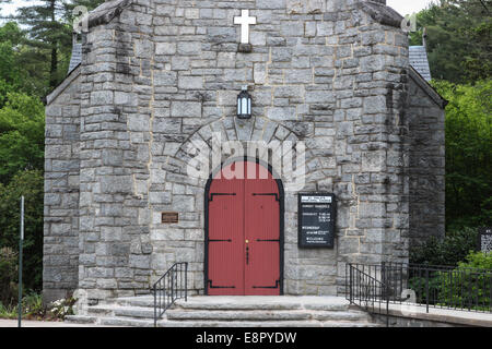 Der Eingang zum St. Philips Episcopal Church in der Innenstadt von sitzt Brevard, Nord-Carolina in der Innenstadt.  Es ist aufgeführt, auf die Stockfoto