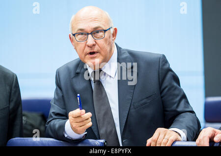 Luxemburg, Lux 13. Oktober 2014. Die französische Finanzministerin Michel Sapin bei einem Treffen der Eurogruppe am Sitz EU im Konferenzzentrum am Sitz des Europäischen Rates in Luxemburg Kirchberg am 13.10.2014 Credit: Wiktor Dabkowski/ZUMA Draht/Alamy Live News Stockfoto