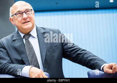 Luxemburg, Lux 13. Oktober 2014. Die französische Finanzministerin Michel Sapin bei einem Treffen der Eurogruppe am Sitz EU im Konferenzzentrum am Sitz des Europäischen Rates in Luxemburg Kirchberg am 13.10.2014 Credit: Wiktor Dabkowski/ZUMA Draht/Alamy Live News Stockfoto